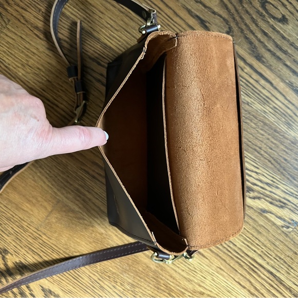 Portland Leather Metro brown leather Medium Crossbody Bag - Picture 8 of 9